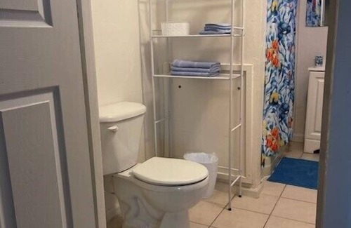 Jacksonville Apartment | The Van Zant House Haven|2 Queens|Kitchen|Nook