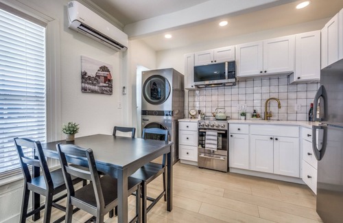 Denton Apartment | The Vanderbilt Mansion Apt 2 Near Downtown and TWU