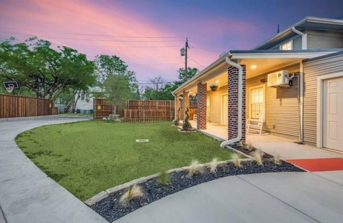 Denton Apartment | The Vanderbilt Mansion Apt 8 Near Downtown and TWU