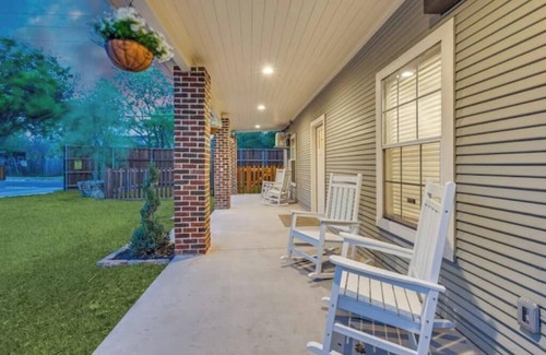 Denton Apartment | The Vanderbilt Mansion Apt 8 Near Downtown and TWU