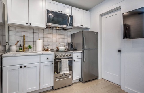 Denton Apartment | The Vanderbilt Mansion Apt 10 Near Downtown and TWU
