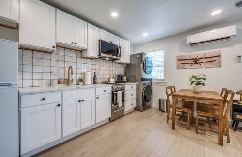 Denton Apartment | The Vanderbilt Mansion Apt 11 Near Downtown and TWU