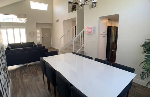 Paradise Valley House | The Vegas Chateau - 4 Bedroom 3 Bath w Pool & Jacuzzi
