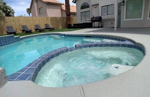 Paradise Valley House | The Vegas Chateau - 4 Bedroom 3 Bath w Pool & Jacuzzi