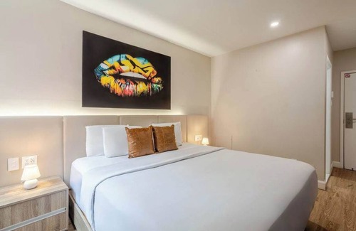 Gay Village Hotel | The Vibe King – MTL Village Stay