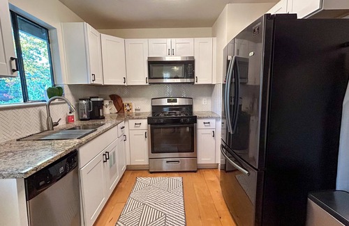 Blackshear-Prospect Hill House | The Vibe Yard - 3BR House + Yard