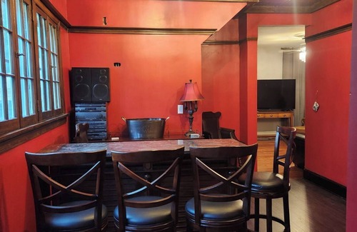 Springfield House | "The Vicky" A warm spacious 6-bedroom home in Springfield's Historic District!