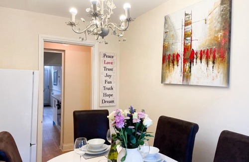 York Apartment | The Victoria - Quaint Victorian Home With Free Parking