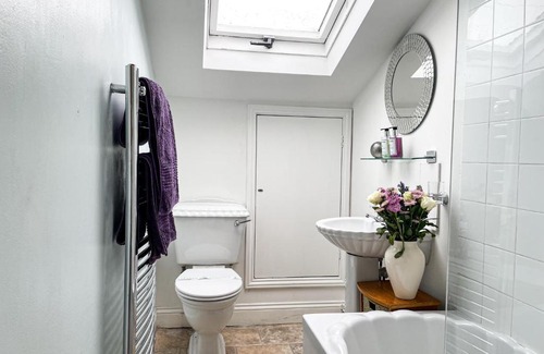 York Apartment | The Victoria - Quaint Victorian Home With Free Parking