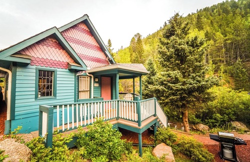 Cripple Creek Cottage | The Victorian at Valley Glen- a romantic mountain getaway