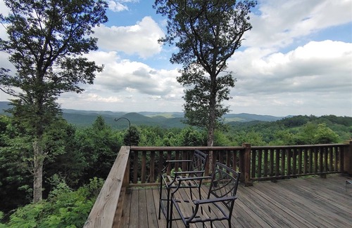 Apple Ridge Cabin | The View 4BR/4BA Mountain Lodge with Views near Blowing Rock