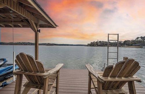 Milledgeville House | The View, 5b/3bth, 2 Game rooms, Hot tub, + MORE