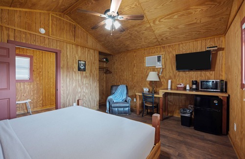 Medina Cabin | The View Cabin King Bed: Texas Hill Country Resort