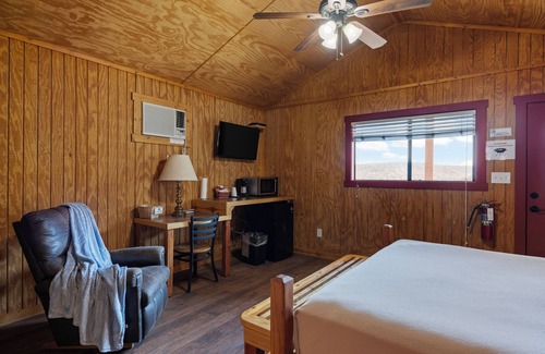 Medina Cabin | The View Cabin King Bed: Texas Hill Country Resort