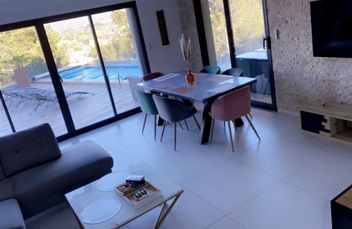 Vedene Villa | THE VIEW Californian villa with suspended pool