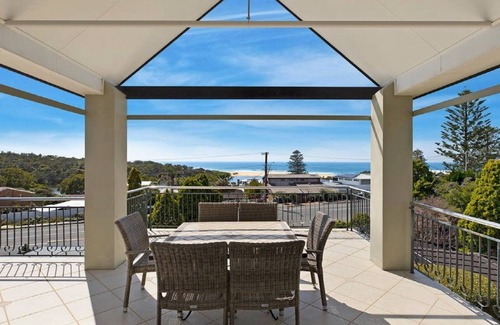 Wamberal House | THE VIEW - FRAMING OCEAN VIEWS FROM JUST ABOUT EVERY VANTAGE POINT