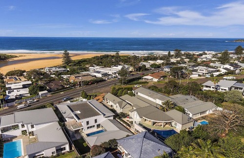 Wamberal House | THE VIEW - FRAMING OCEAN VIEWS FROM JUST ABOUT EVERY VANTAGE POINT