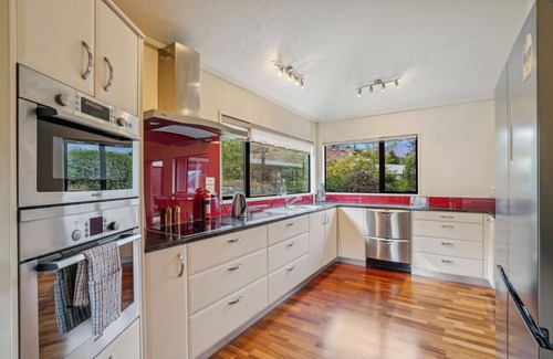 Queenstown City Centre House | The view of Queenstown - 4 bed, 2.5 bathroom house