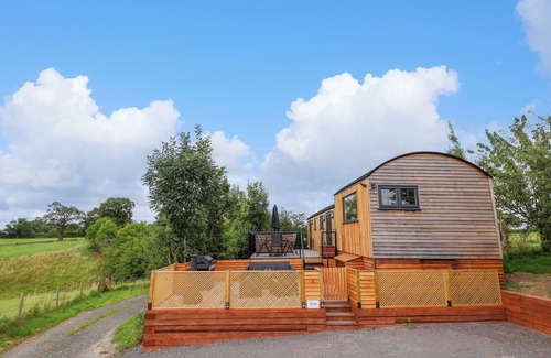 Overton-on-dee Cottage | THE VIEW, pet friendly, with hot tub in Bangor-On-Dee