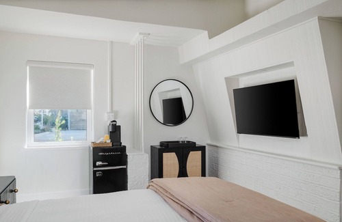 Vilano Beach Hotel | The Vilano Queen Studio - 5 min walk to beach!