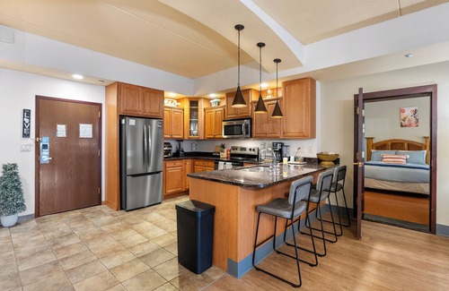 Wisconsin Dells Condo | The Villa - 3BR Escape for 14 w/Private Whirlpool & Pet-Friendly
