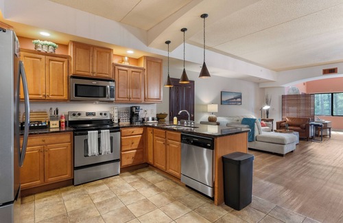 Wisconsin Dells Condo | The Villa - 3BR Escape for 14 w/Private Whirlpool & Pet-Friendly
