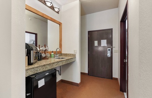 Wisconsin Dells Condo | The Villa - 3BR Escape for 14 w/Private Whirlpool & Pet-Friendly