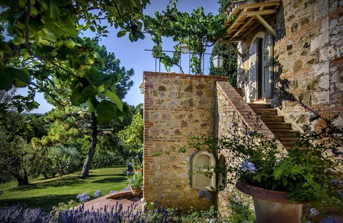 Cetona House | The villa and pool offer breathtaking views of sight