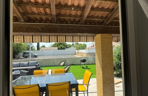 Florensac Villa | The "Villa Maeva" sleeps 6, has a swimming pool, parking and garage 15 minutes from the beach.