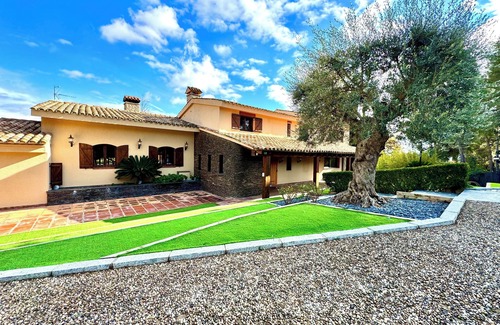 Cerdanyola del Valles Ski Chalet | The Village - Chalet con Todo el Ocio Possible
