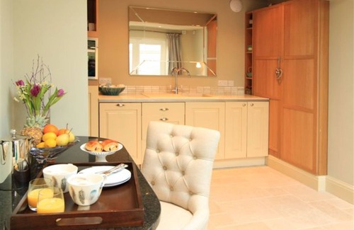 Winchcombe Apartment | The Vine - A Luxurious House Wing with Stunning Views & Skylight for Stargazing