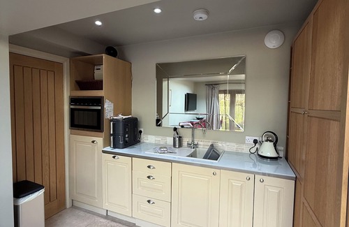 Winchcombe Apartment | The Vine - A Luxurious House Wing with Stunning Views & Skylight for Stargazing