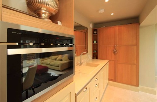 Winchcombe Apartment | The Vine - A Luxurious House Wing with Stunning Views & Skylight for Stargazing