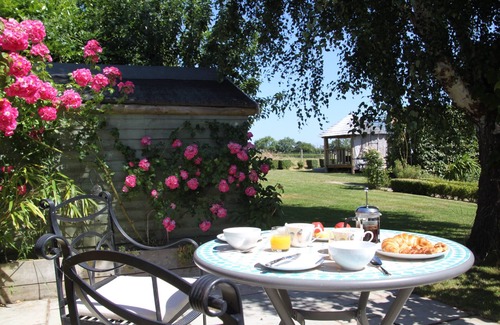 Winchcombe Apartment | The Vine - A Luxurious House Wing with Stunning Views & Skylight for Stargazing