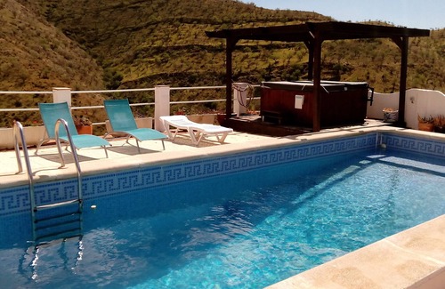 Rubite Apartment | The Vine Studio - Overlooks a Spanish vineyard