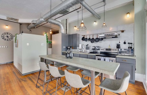 Civil Rights Historic District Apartment | The Vintage Gem | Covered Parking | Sleeps 8 | DT