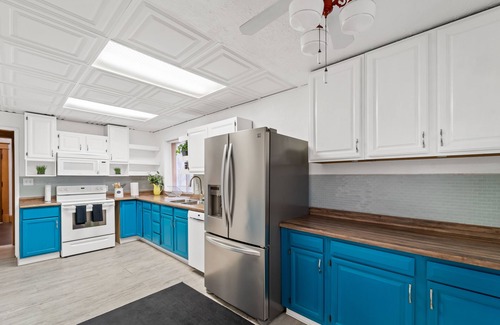 Des Moines House | The Vintage Haven. A cozy home 5 mins from Downtown Des Moines. Pet-Friendly