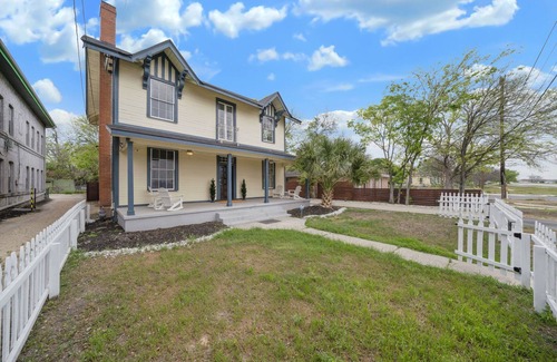 Government Hill House | The Vintage Pearl - 5BR Unique Home by the Pearl