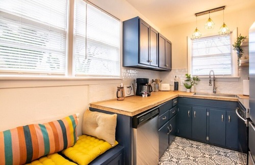 Five Points South House | The Vinyl - Near UAB & DT - Full of charm and eclectic decor w/front porch and fire table