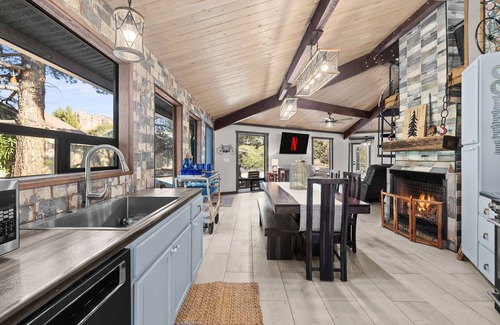 Oak Creek House | "THE VOC" an eclectic octagon house w a 360° lookout loft & RED ROCK views!