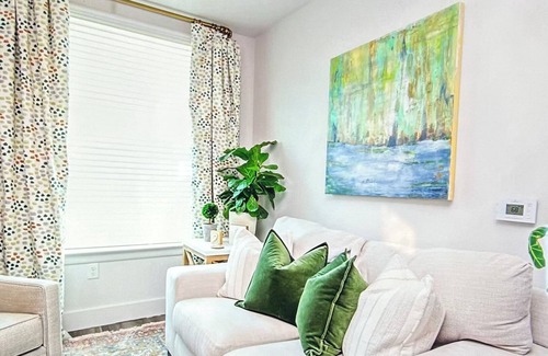 Oxford Condo | The Walkabout. 2BR charming Oxford condo; walk to the Square and the Campus!