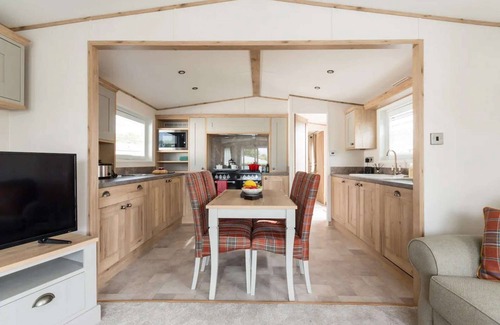 South Cerney House | The Warren, holiday home with Private hot tub