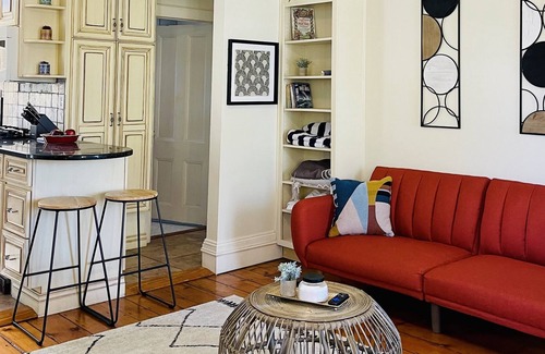 Warwick Apartment | The Warwick Hangout - In the Village, FREE PARKING
