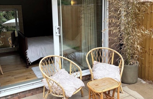 Warwick Town Centre Apartment | The Warwick Room, a charming small studio perfect for a single person or couple.