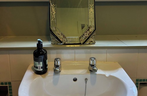 Warwick Town Centre Apartment | The Warwick Room, a charming small studio perfect for a single person or couple.