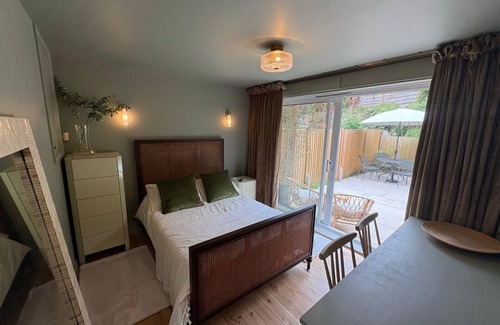 Warwick Town Centre Apartment | The Warwick Room, a charming small studio perfect for a single person or couple.