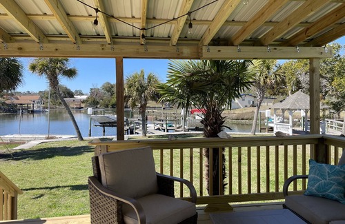 Sneads Ferry Cabin | The WATERFRONT Boathouse Cabin!