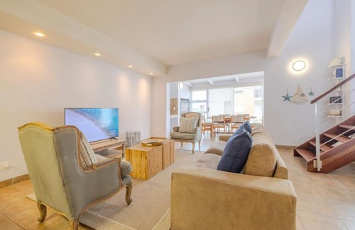 Vineta House | The Waterfront Cottage F3