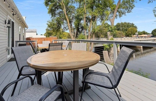 Oconto House | The Waterfront Side A - 4BR Villa on the RIVER