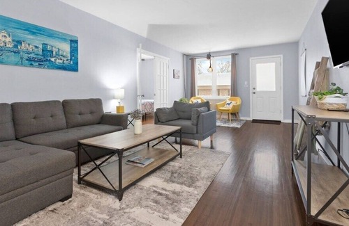Oconto House | The Waterfront Side B - 2BR Villa on the RIVER